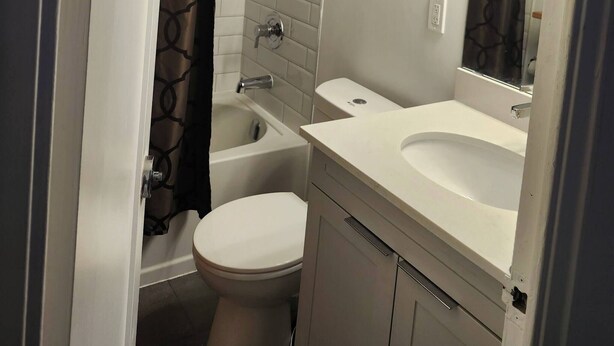 Un baño con inodoro, bañera y lavamanos.