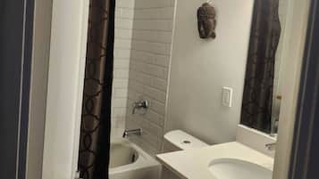 Apartment, 1 Bedroom, Accessible, Smoking | Bathroom