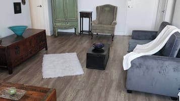 Apartment, 1 Bedroom, Accessible, Smoking | Living area