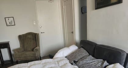 1 bd Apartment Sleeps 4- 20 Mins From Everything!