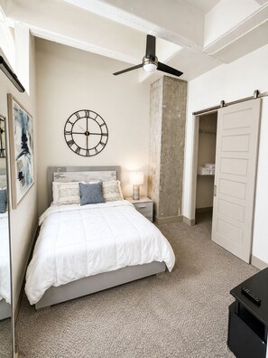 1 slaapkamer, een strijkplank/strijkijzer, wifi, beddengoed