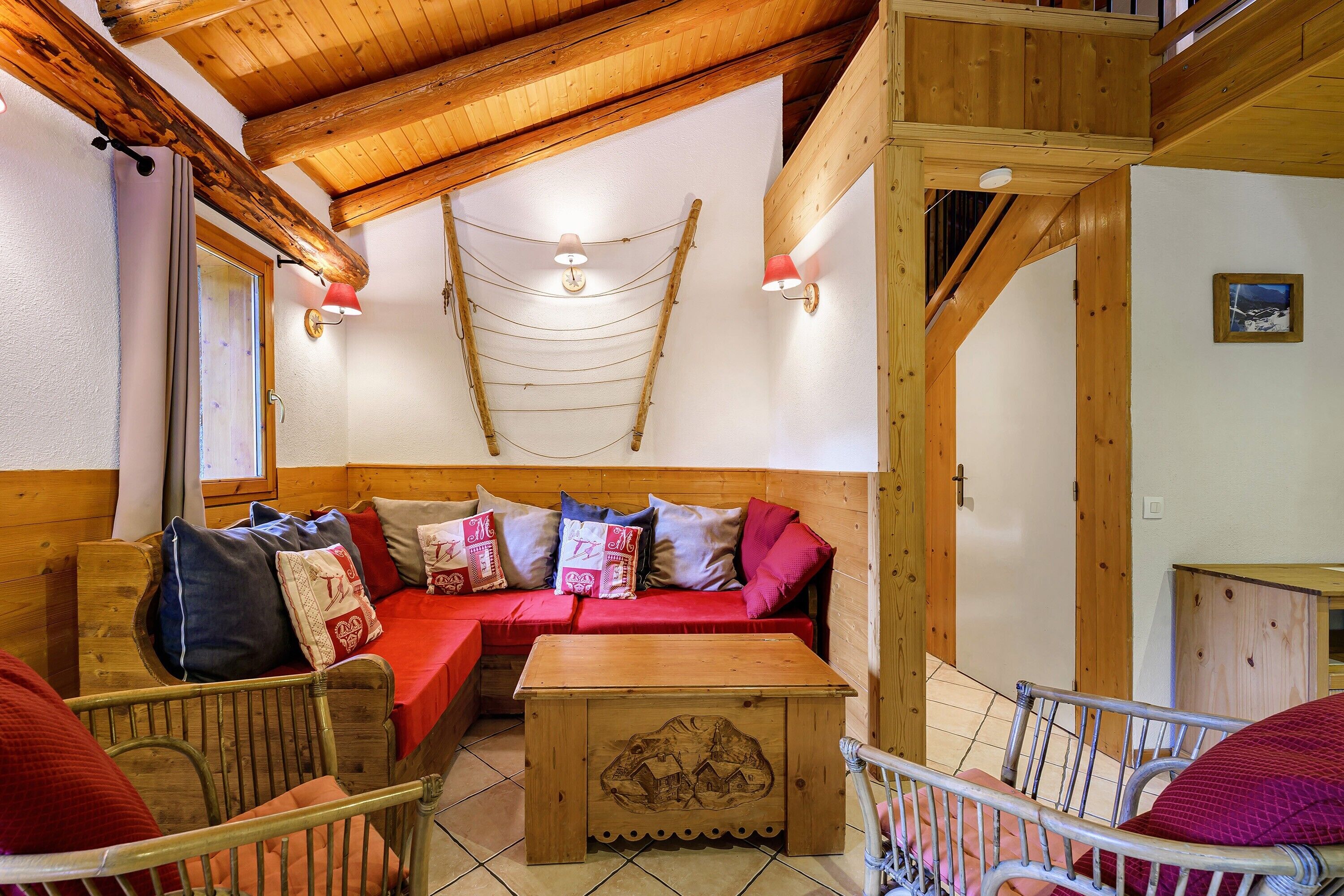 Una habitación acogedora con un banco de madera, una mesa y una silla.