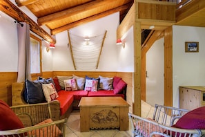 A cozy room with a wooden bench, a table, and a chair. - Chalet Le Caribou Apartment for 10 with Mountain View, Balcony, and Wi-Fi (Bonneval-sur-Arc)
