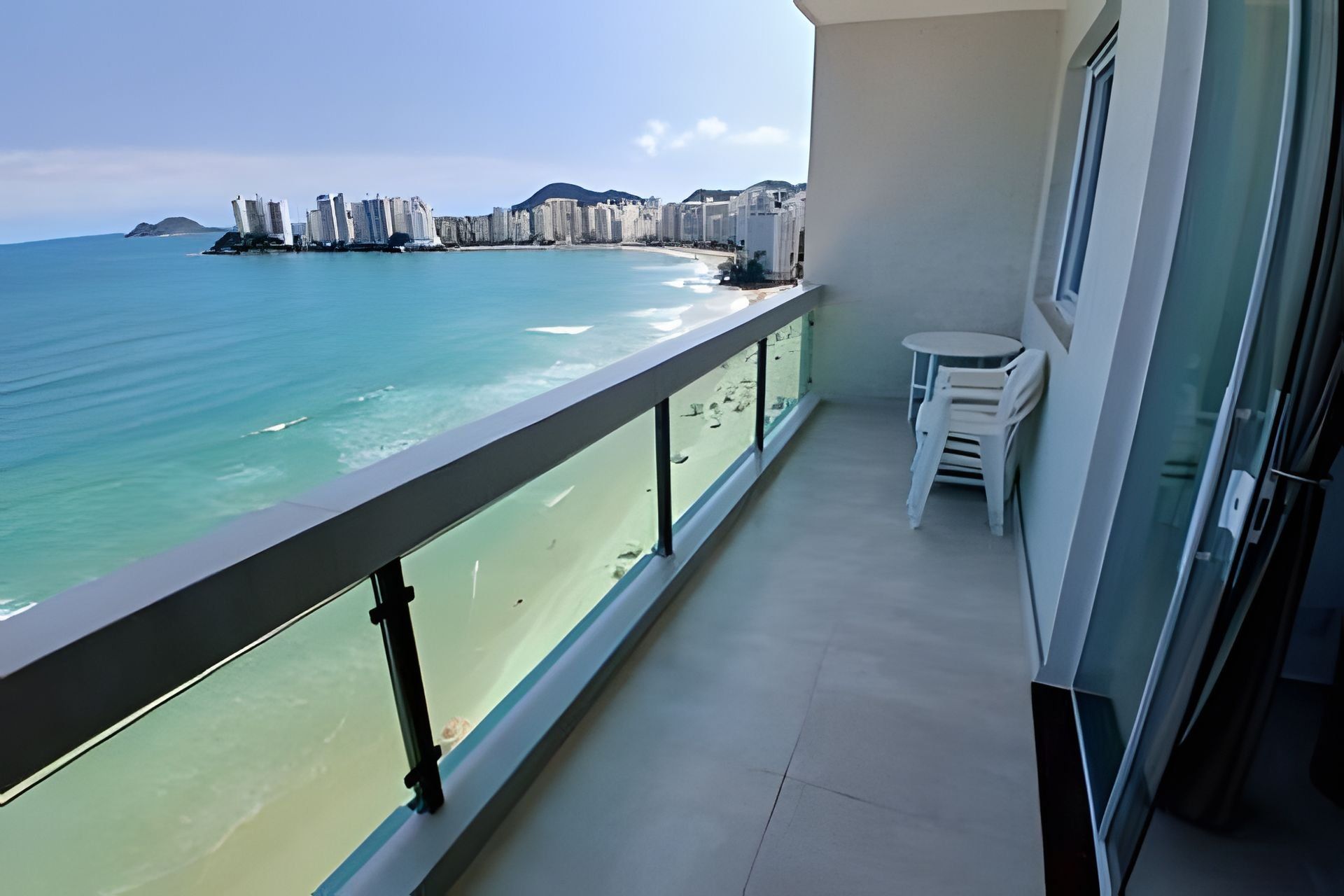 Ein Balkon mit Blick auf das Meer und die Stadt.