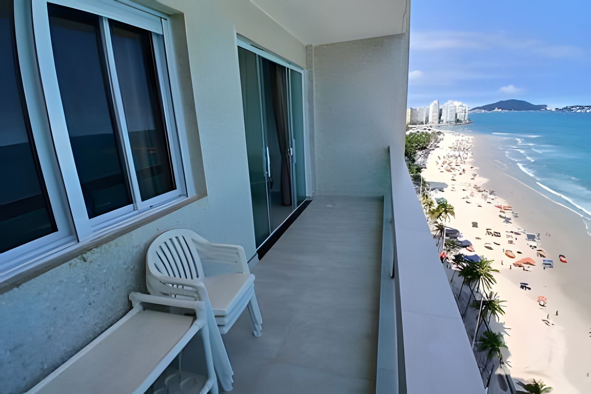 Un balcón con vista a la playa y al océano.
