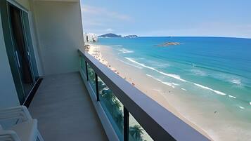 Een balkon met uitzicht op een strand en de oceaan.