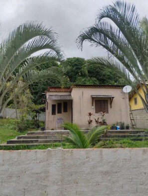 A small building with a flat roof, a satellite dish, and a small window. - Cozy house with a large grassy backyard, 10 minutes from the beach in Saquarema. (Saquarema)