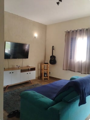 Interior - Cozy house with a large grassy backyard, 10 minutes from the beach in Saquarema. (Saquarema)