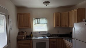 Coffee/tea maker, fridge, oven, stovetop