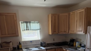 Coffee/tea maker, fridge, oven, stovetop