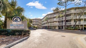 A multi-story hotel with a sign indicating it is private property, no trespassing, and no beach access. - Breakers 220 Oceanfront Condo Direct Beach Access Elevator (Hilton Head Island)