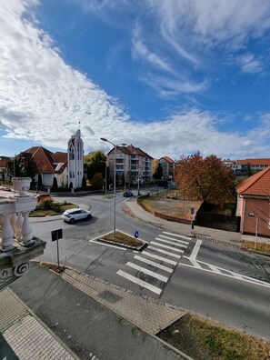Vista de una calle con una iglesia, edificios residenciales y un paso de peatones.