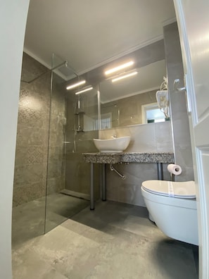 Deluxe Twin Room, Non Smoking, City View | Bathroom | Hair dryer, towels, soap, shampoo - Korona Guesthouse (Miercurea-Ciuc)