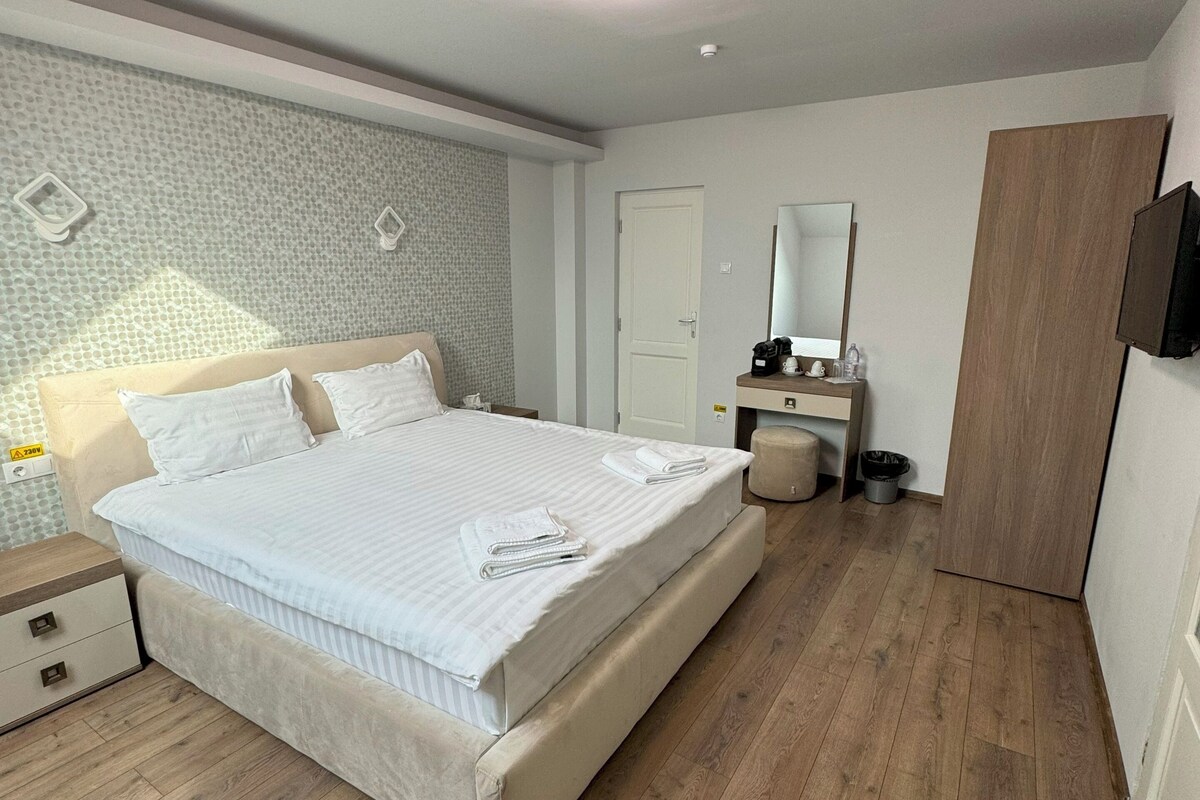 Classic Double Room, Non Smoking | Premium bedding, Select Comfort beds, minibar, in-room safe