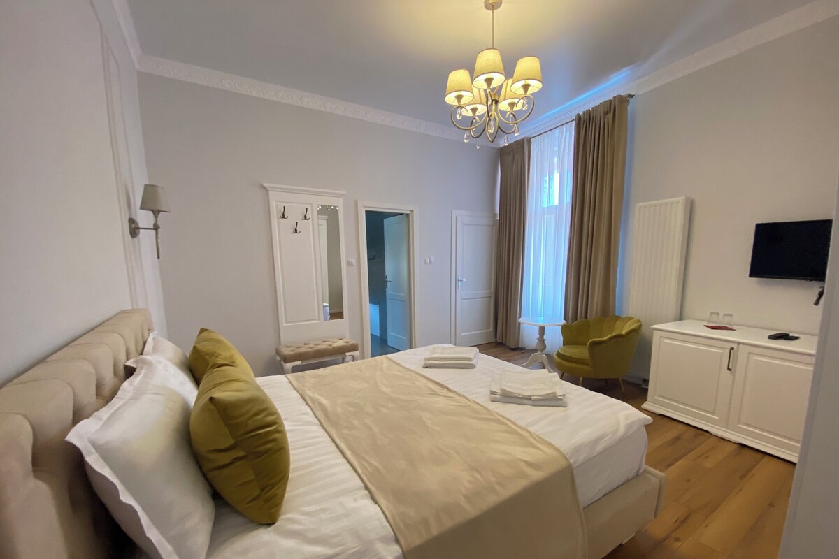 Deluxe Double Room, Non Smoking, Courtyard View | Premium bedding, Select Comfort beds, minibar, in-room safe