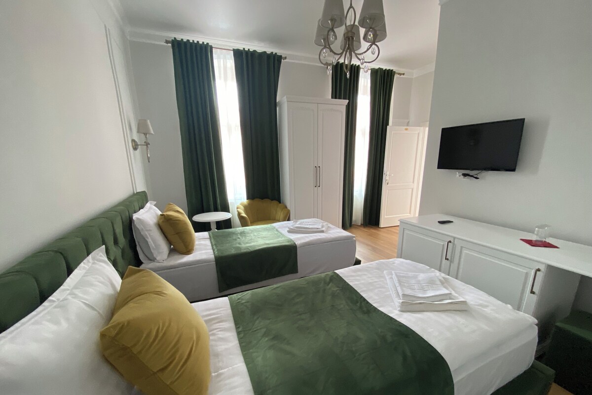 Comfort Twin Room, Non Smoking, Courtyard View | Premium bedding, Select Comfort beds, minibar, in-room safe