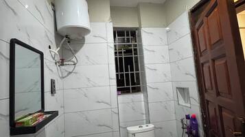 Apartemen Ekonomi, pemandangan kota | Kamar mandi
