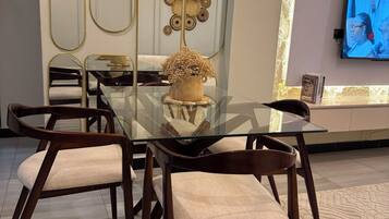 Apartemen Ekonomi, pemandangan kota | Tempat makan