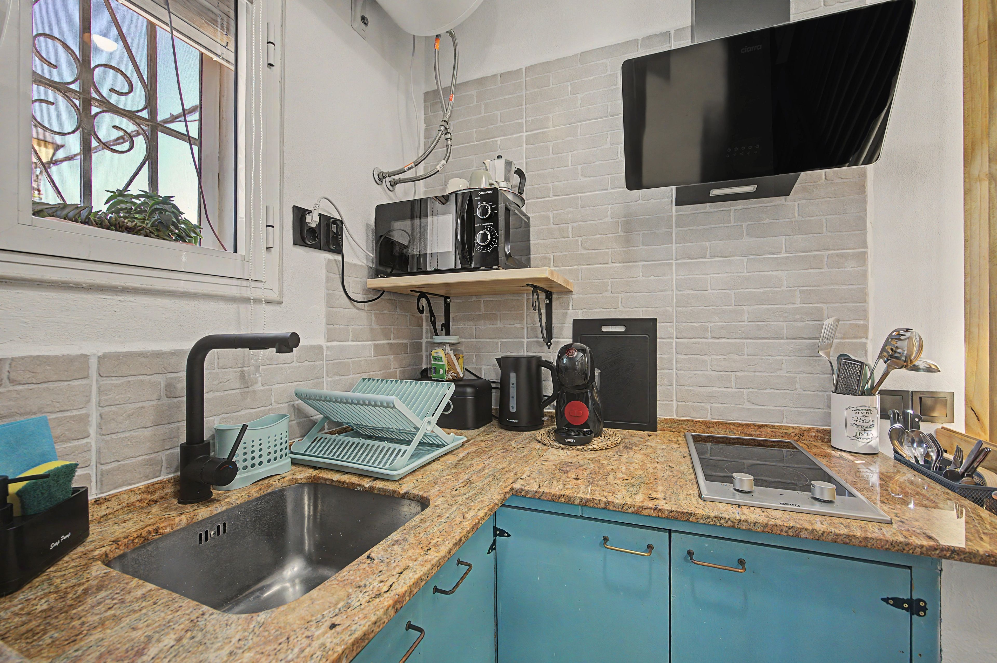 Cafetière/bouilloire, réfrigérateur, micro-ondes, plaque de cuisson