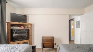 Iron/ironing board, WiFi, bed sheets - Pet-friendly Big Bear cabin with Mountain Views (Big Bear)