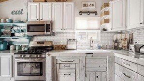 Private kitchen - Pet-friendly Big Bear cabin with Mountain Views (Big Bear)