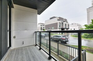 A balcony with a view of a street and buildings. - Spacious 3BR Home in Richmond Hill | Near Toronto (Richmond Hill)