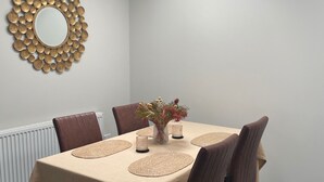 Dining - Coach House Sleeps 2 With Courtyard Garden (Eastleigh)