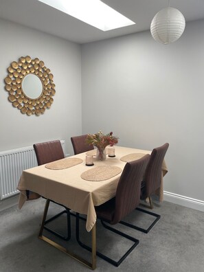 Dining - Coach House Sleeps 2 With Courtyard Garden (Eastleigh)