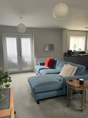 Living area - Coach House Sleeps 2 With Courtyard Garden (Eastleigh)