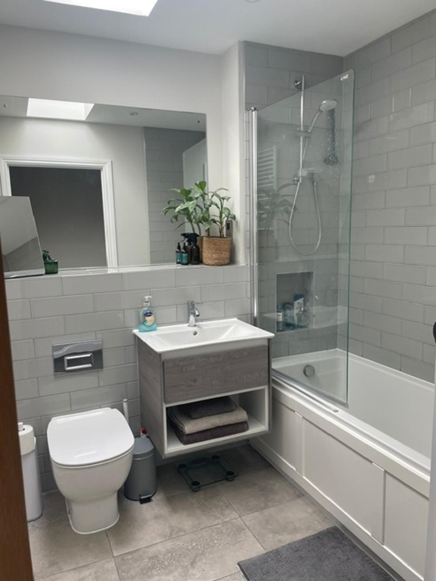 Combined shower/bathtub, deep-soaking bathtub
