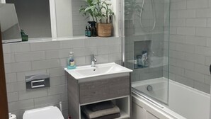 Combined shower/bathtub, deep-soaking bathtub - Coach House Sleeps 2 With Courtyard Garden (Eastleigh)