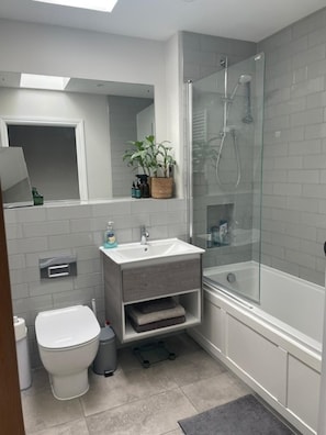 Bathroom - Coach House Sleeps 2 With Courtyard Garden (Eastleigh)