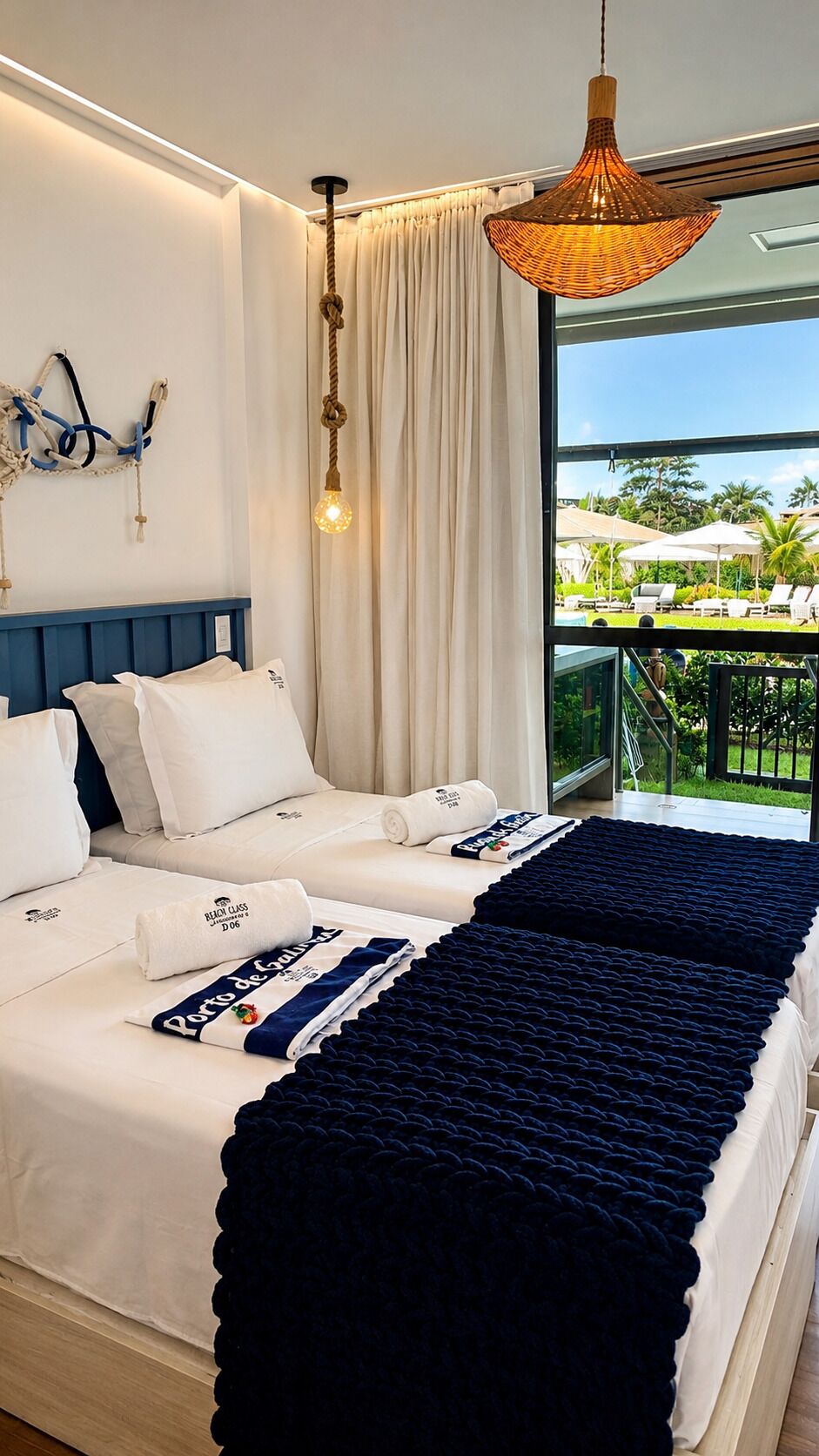 Estudio Deluxe, vista a la alberca | Ropa de cama de alta calidad, camas con pillow-top y cortinas blackout 