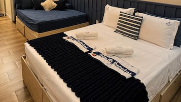 Deluxe Studio, Pool View | Blackout drapes, iron/ironing board, WiFi (free)