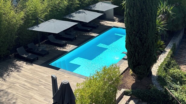 Una piscina al aire libre