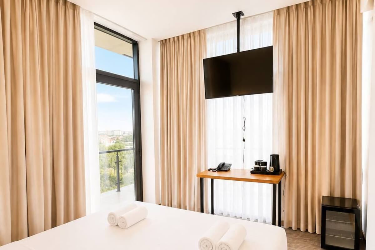 Luxury-Zimmer, Veranda, Stadtblick | Schreibtisch, laptopgeeigneter Arbeitsplatz, Bügeleisen/Bügelbrett