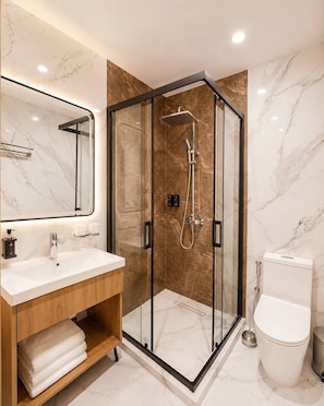 Dusche, Haartrockner, Hausschuhe, Handtücher