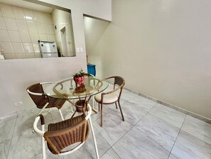 Deluxe Apartment, Balcony, City View | Dining - SHB - Delicioso apartamento no Guarujá (Guarujá)