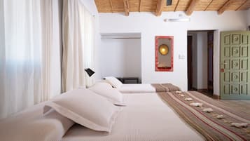 Un dormitorio con cama, mesita de noche, lámpara, reloj de pared y una puerta verde.