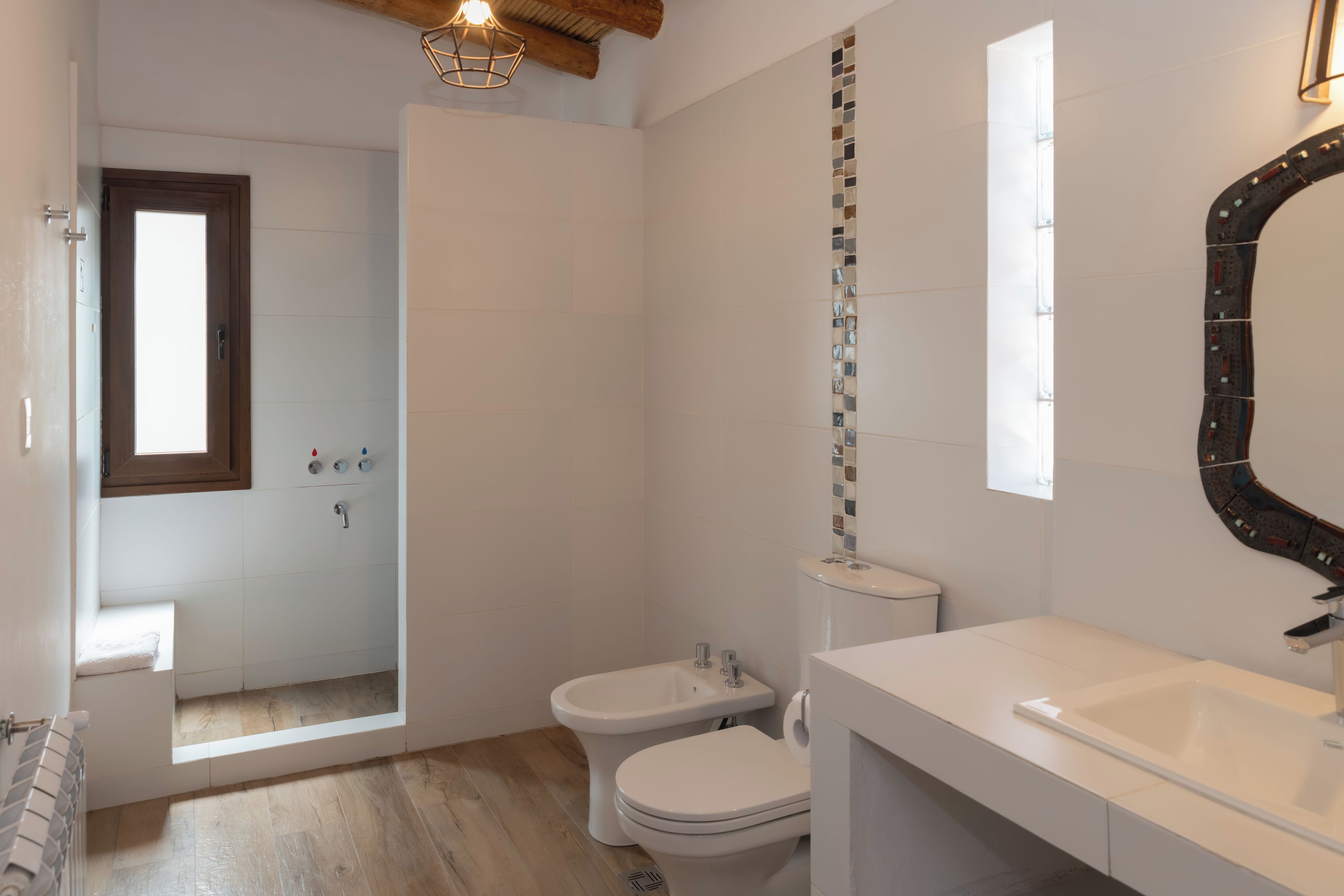 Un baño con ducha, inodoro y lavamanos.
