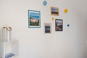 Una pared con varias fotografías enmarcadas y globos.