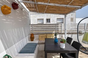 Outdoor dining - Holiday Home 'Vacanza Le Dune- Sole' with Private Terrace and Air Conditioning (Maruggio)