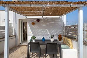 Outdoor dining - Holiday Home 'Vacanza Le Dune- Sole' with Private Terrace and Air Conditioning (Maruggio)