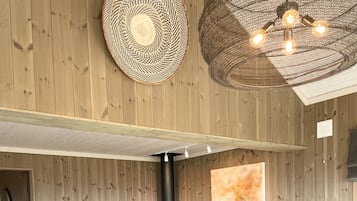 Un salón moderno con un televisor de pantalla plana grande, una chimenea y un conjunto de sofá gris.