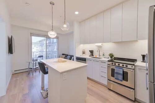 Free Parking, 24/7 Gym, Cozy Modern Condo