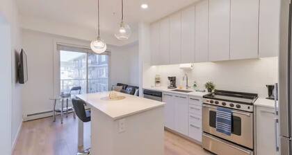 Free Parking, 24/7 Gym, Cozy Modern Condo