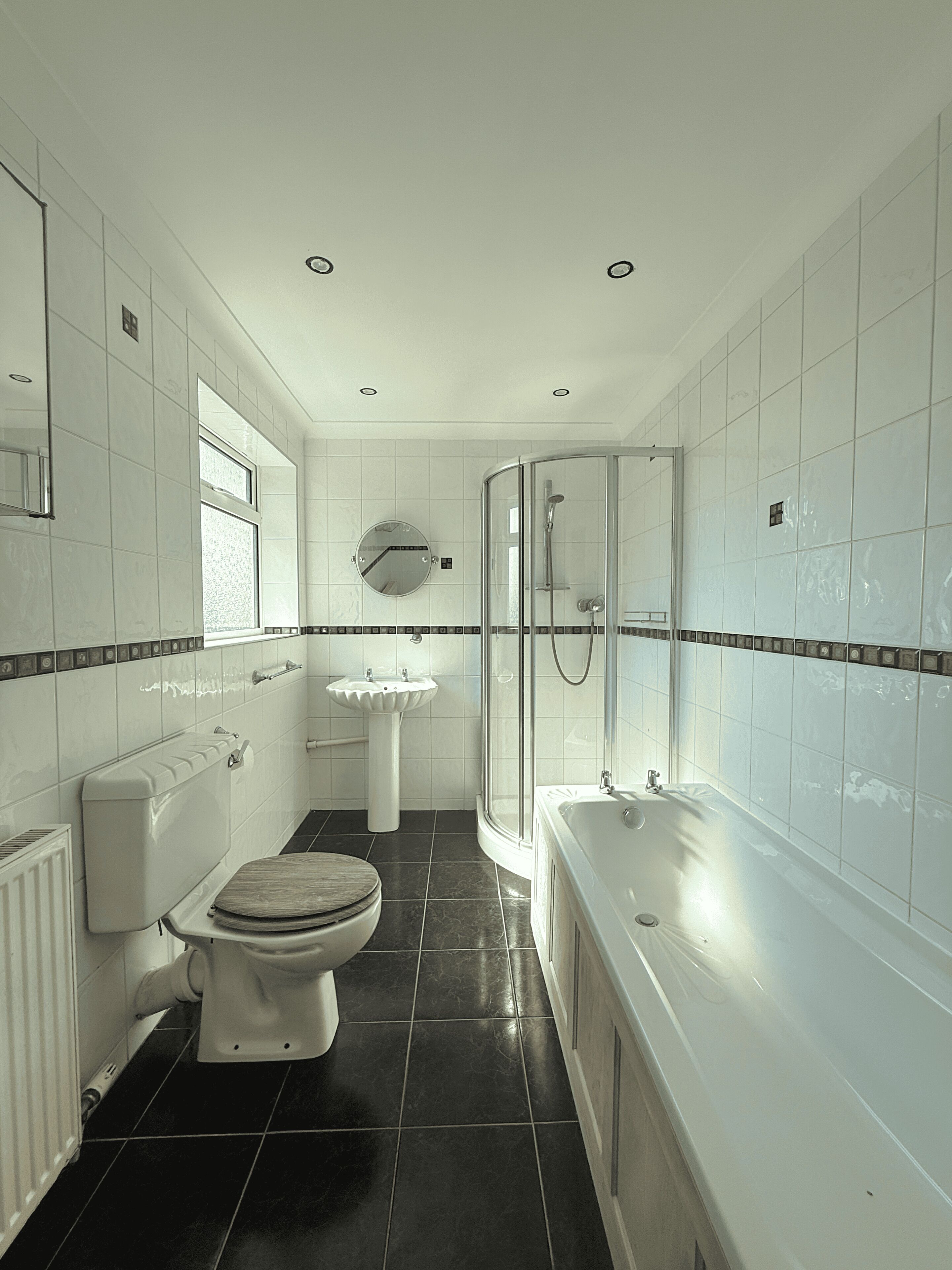 Comfort huis | Badkamer | Een aparte badkuip en douche, gratis toiletartikelen, een haardroger