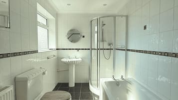 Comfort huis | Badkamer | Een aparte badkuip en douche, gratis toiletartikelen, een haardroger