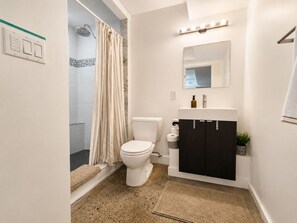 Shower, hair dryer, towels, soap - Modern Loft-Style Basement Bright & Spacious (Toronto)