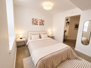 Iron/ironing board, Internet - Modern Loft-Style Basement Bright & Spacious (Toronto)